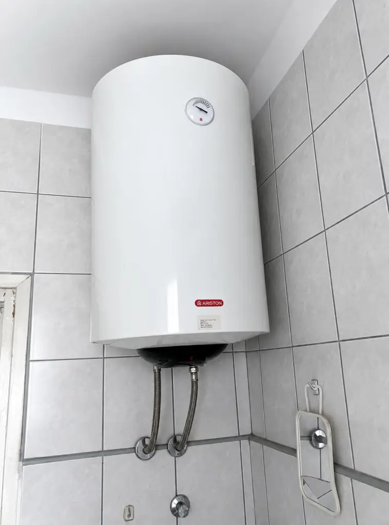 Wall-mounted Ariston electric water heater installed in a tiled bathroom in Benicalap, Valencia.